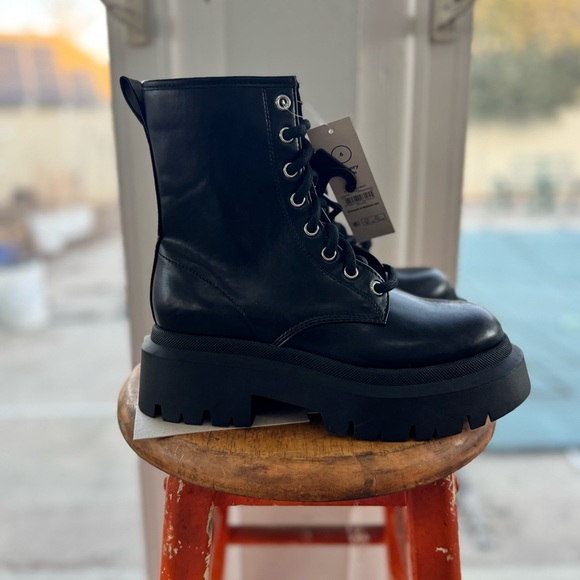 No Boundaries Shoes - No Boundaries Women's Size 6 Black Lug Sole Combat Boots Side Zip Memory Foam